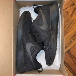 Black Nike Roshe Runs